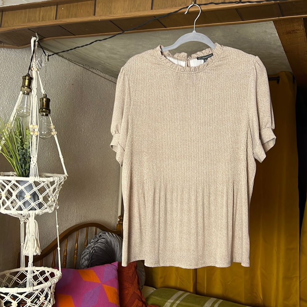 Adrianna Papell white polka dot tan ruffle neck short sleeve top size XL